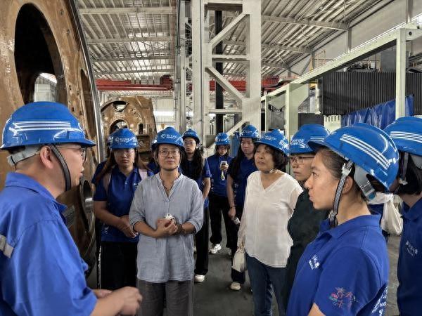 实践团队员参访酒泉新能源企业。受访者供图