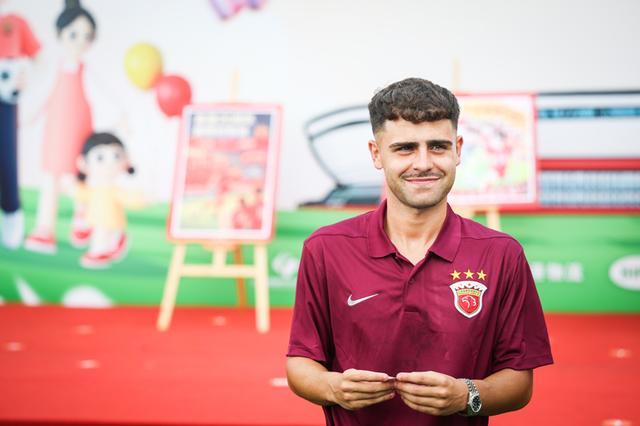 中超夏窗打开后，上海海港官方宣布西班牙外援梅伦多加盟，梅伦多将在海港队身披21号球衣。 海沙尔 摄