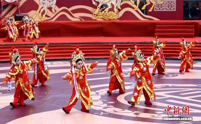 图为开幕式现场精彩的文艺表演。李正超 摄