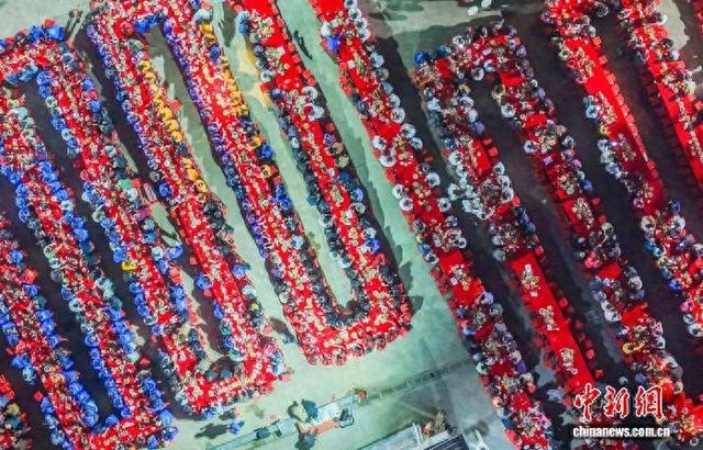 2月14日，湖南江华神岗自然村百桌千人神龙宴开席。蒋克青 摄