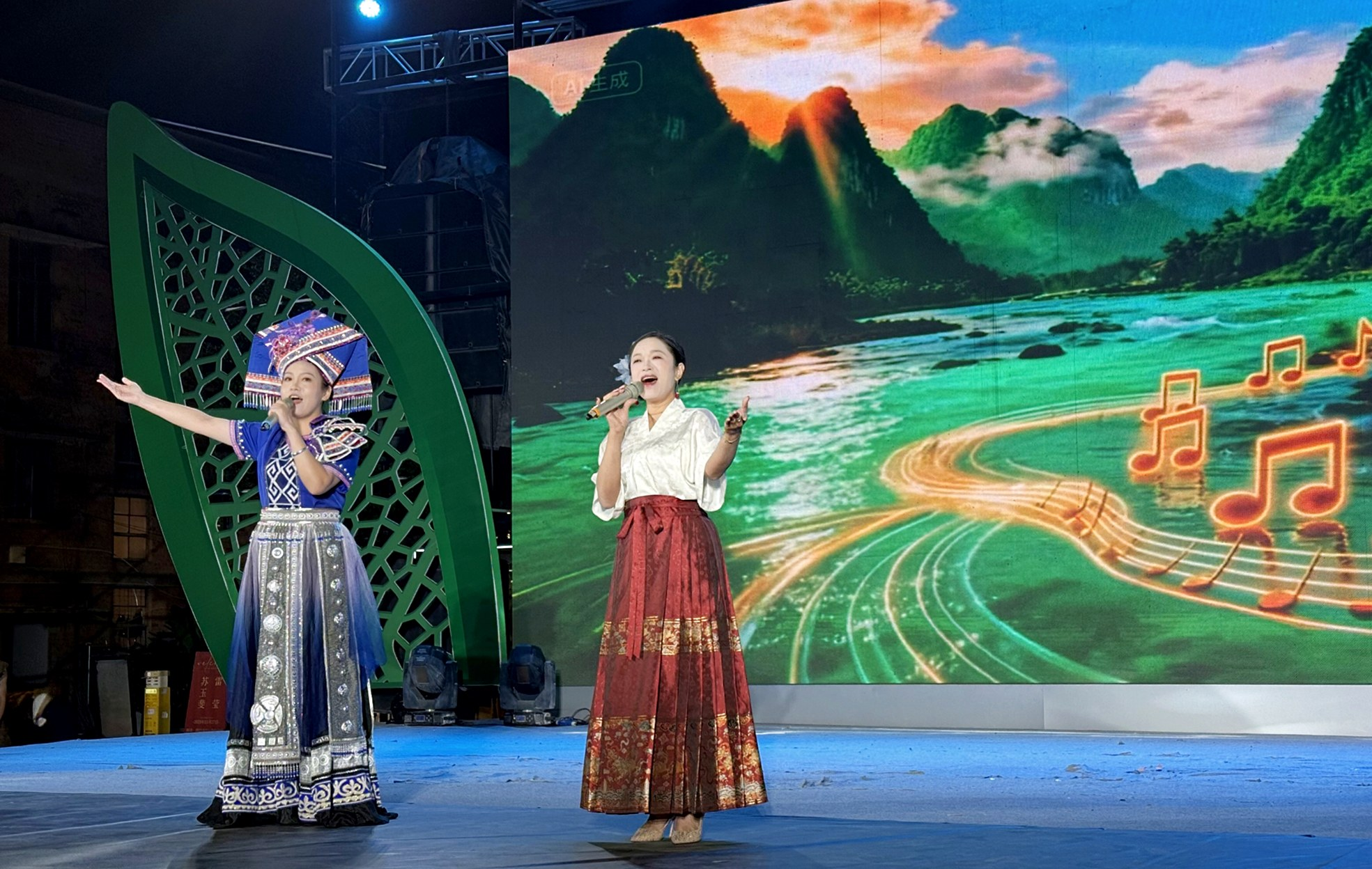     歌手合唱经典曲目《多谢了》。    本报记者宋延康 摄