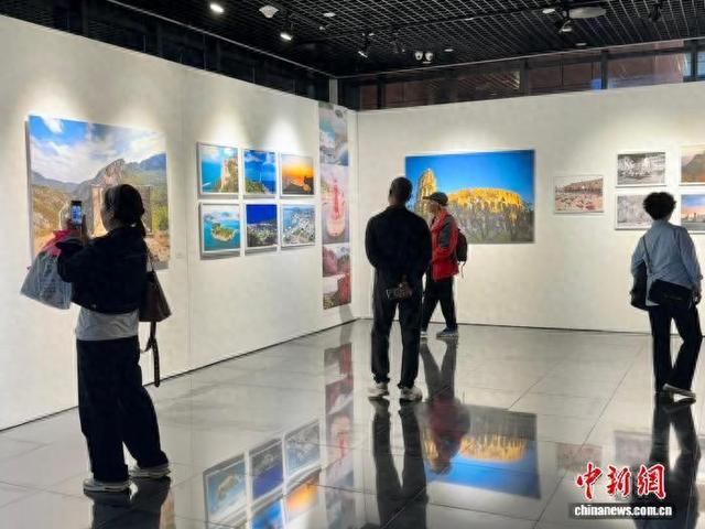 11月9日，浙江丽水，民众参观国际友城主题摄影展。周健摄