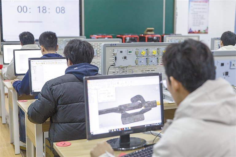 2025年廊坊市中等职业学校技能大赛原型制作赛现场。 本报记者 杨苗苗 本报通讯员 李岩 摄