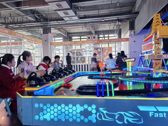 图为游客在大丰田园室内潮玩馆体验趣味游乐项目