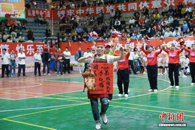 11月7日，广西梧州市龙圩区“农商银行杯”欢乐乡村女篮开幕式现场。潘绍珊 摄