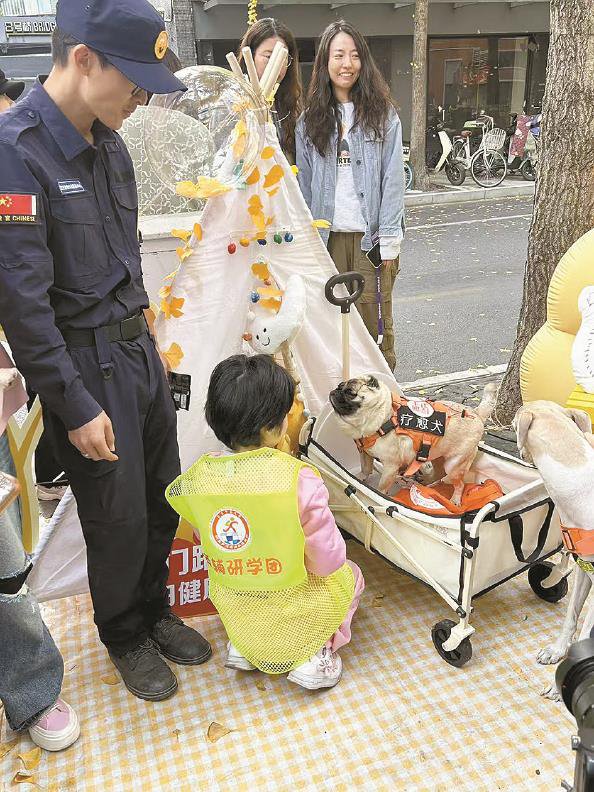 “豆豆”参加活动