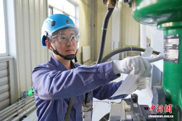 图为工作人员在调节供热系统参数。山东核电有限公司供图