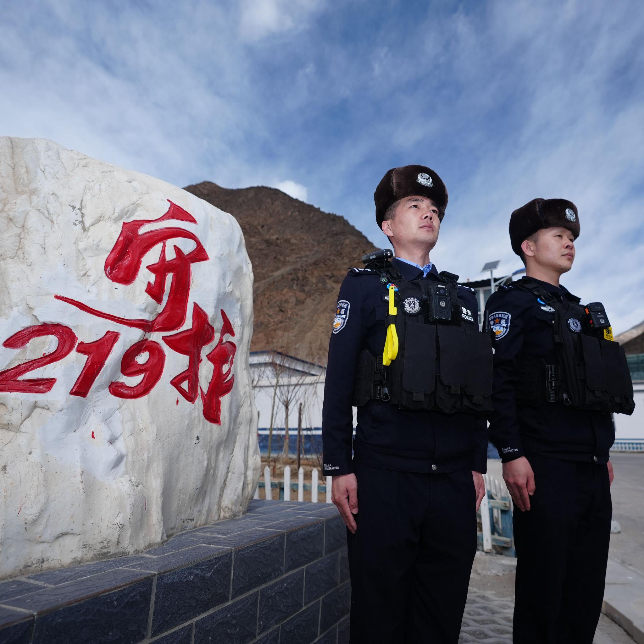 库地边境派出所民警正在执勤。贺勇摄