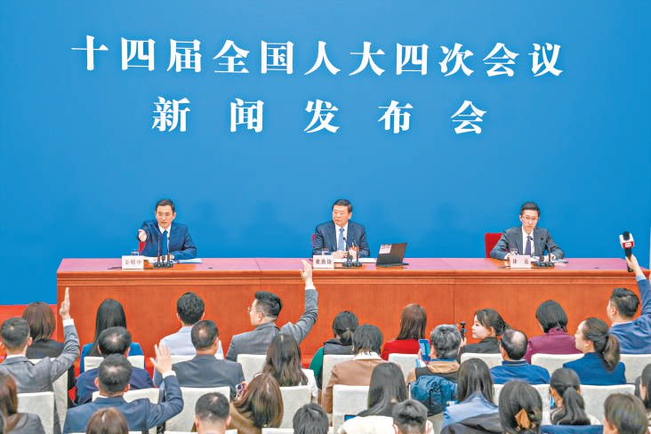 　　昨天，十四届全国人大四次会议在北京人民大会堂举行新闻发布会，大会发言人娄勤俭回答中外记者提问。 本报记者 武亦彬摄