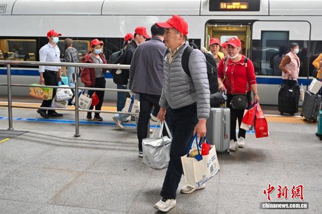 图为务工人员抵达广州南站。中新社记者 陈骥旻 摄