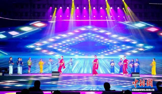 东南亚舞蹈串烧《侨乡情韵》。吴允杰 摄