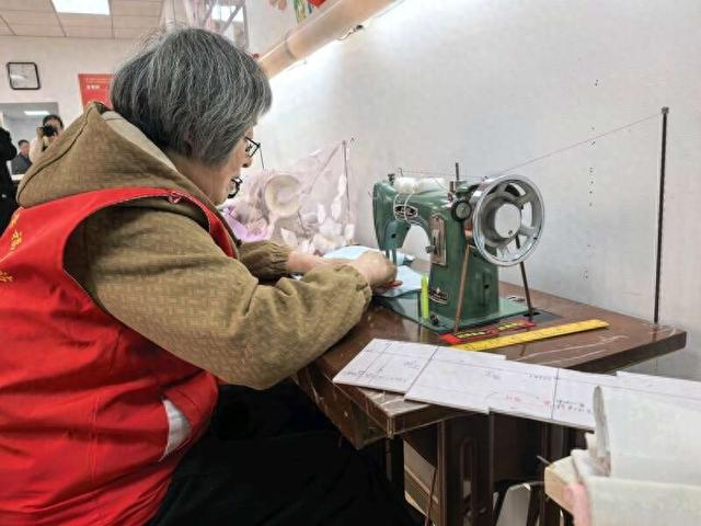 老党员志愿者在“暖宝”幸福驿站公益劳动。中青报·中青网记者 王海涵/摄