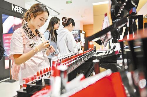 1月17日，顾客在海口日月广场免税店购物。 新华社记者 郭 程摄