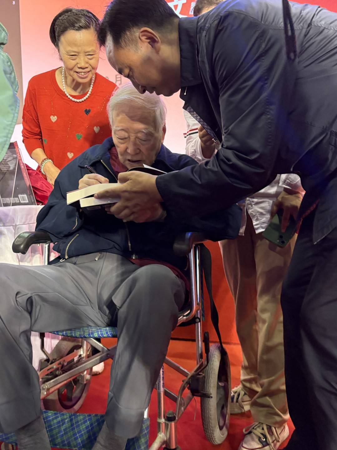 天府书展上，王火给读者签名（2025年10月18日，摄影：封面新闻记者张杰）