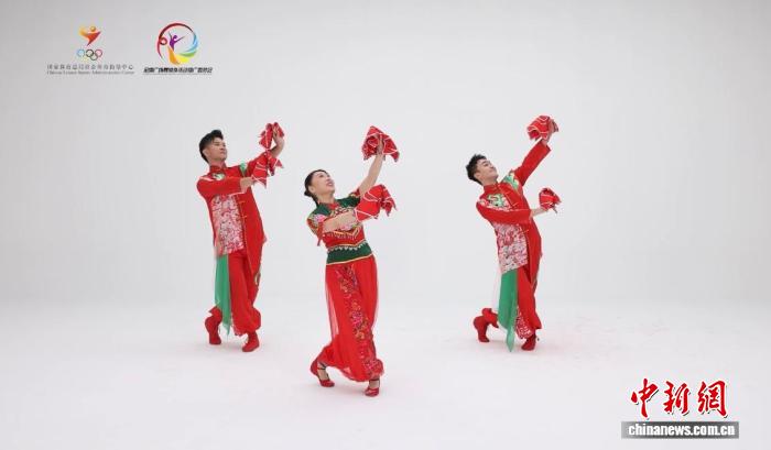 苏娥老师在表演创编的健身秧歌《中国喜事》。黑龙江省体育局 供图