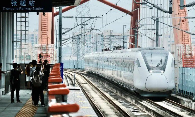 图为：广肇城际列车。