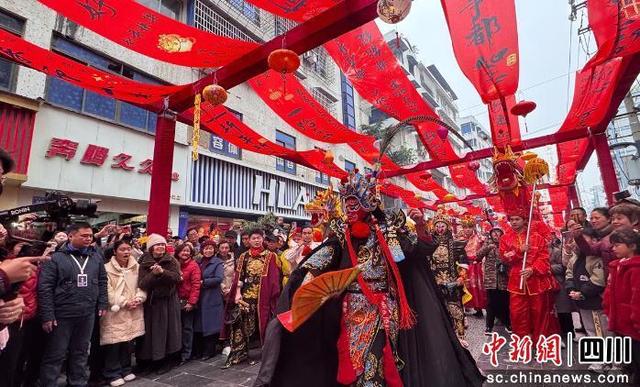 变脸巡游。富顺融媒 供图