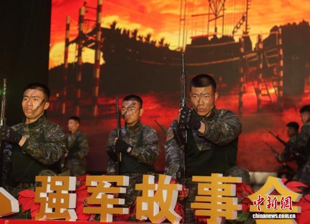 图为武警官兵表演舞蹈《说打就打》。 罗元凯 摄