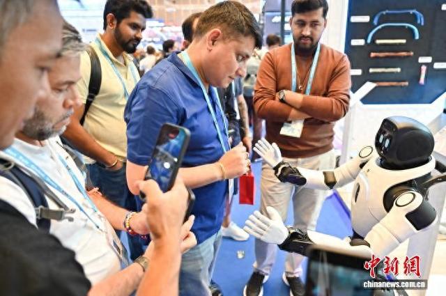 4月17日，第139届广交会上，机器人和境外采购商交流。中新社记者 陈楚红 摄