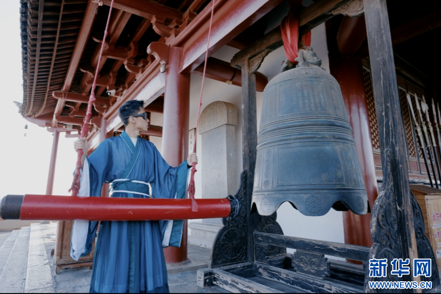 采风团在朝阳楼上体验撞钟（9月17日摄）。新华网发（刘小戌 摄）