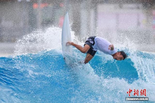 图为参加男子短板项目的选手在比赛中。中新社记者 骆云飞 摄