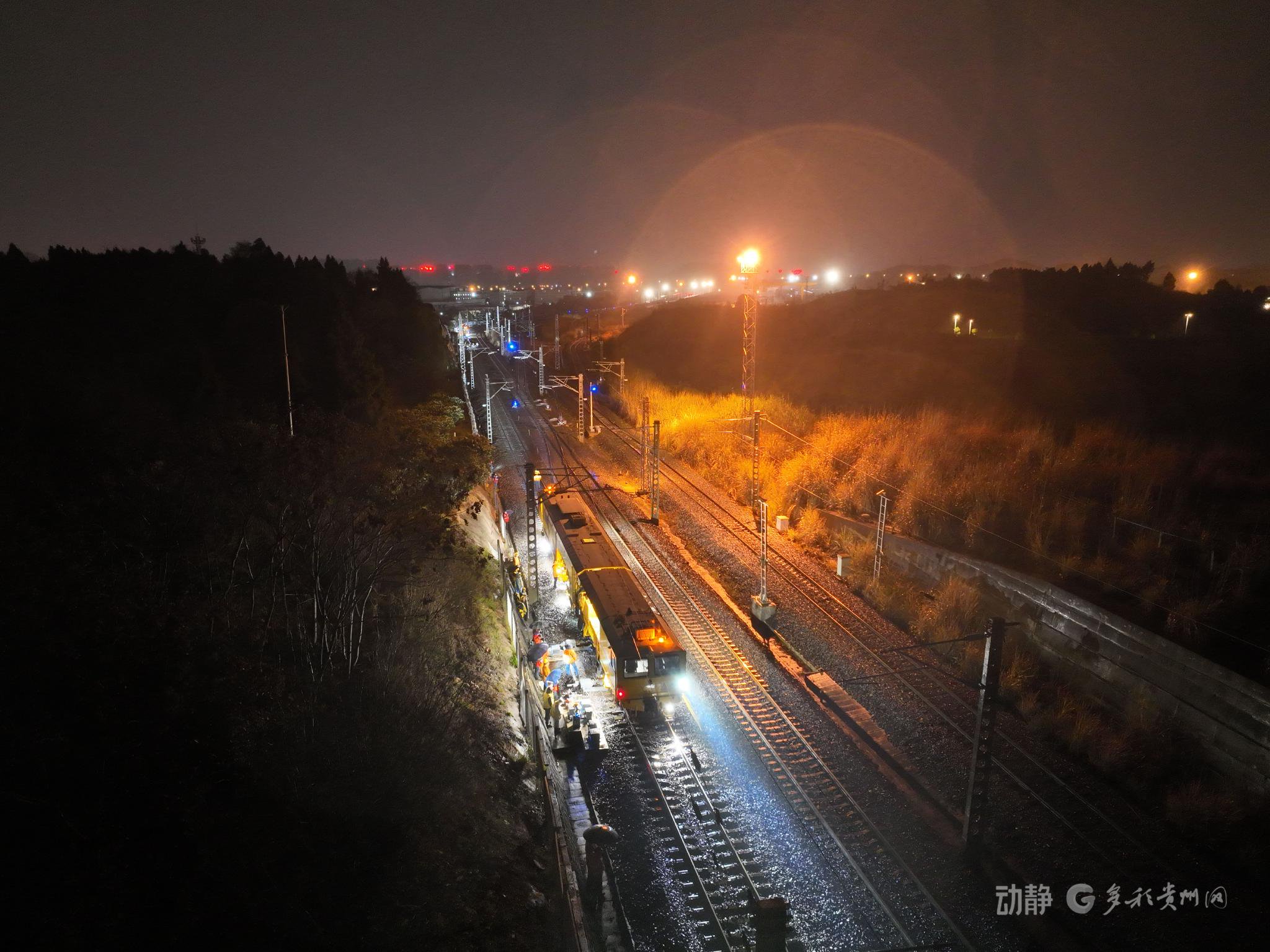 图为3月14日凌晨大机捣固作业(龚怡静摄)