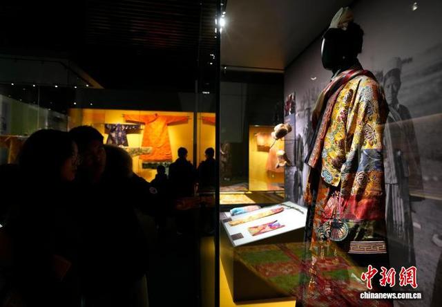 图为观众观看展览中的王子装。中新社记者 李林 摄