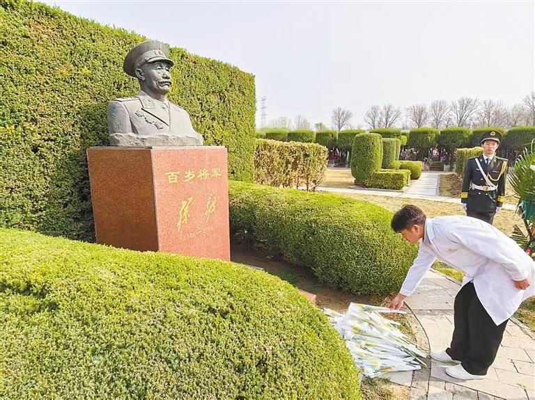 青年团员代表瞻仰孙毅将军纪念铜像并敬献鲜花。本报记者 郑爽 摄