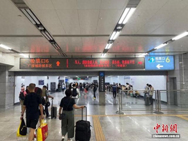 经深圳铁路出行的旅客。曹书鸣 摄