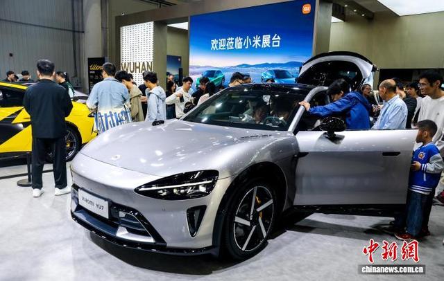 9月20日，民众正在车展上参观新能源汽车。中新社记者 张畅 摄
