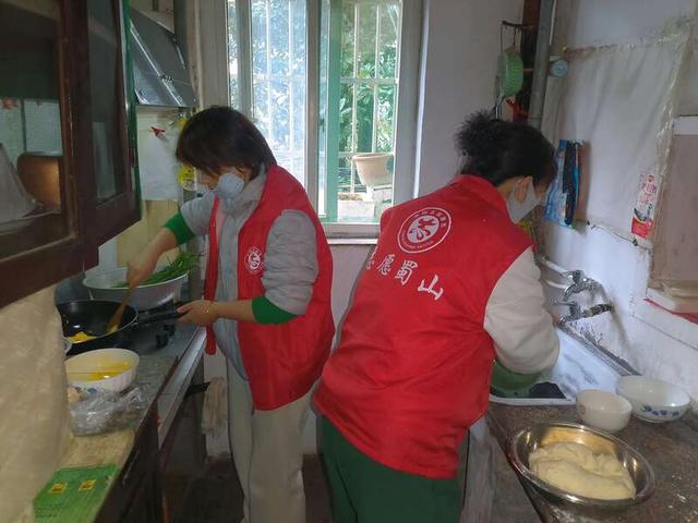 志愿者进行暖心服务。合肥市蜀山区供图