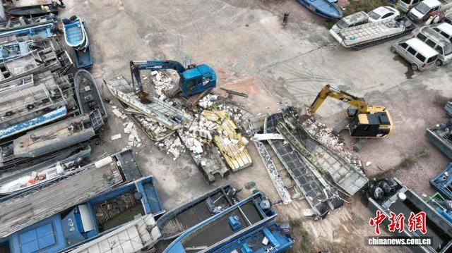 图为销毁现场。防城港市委政法委供图