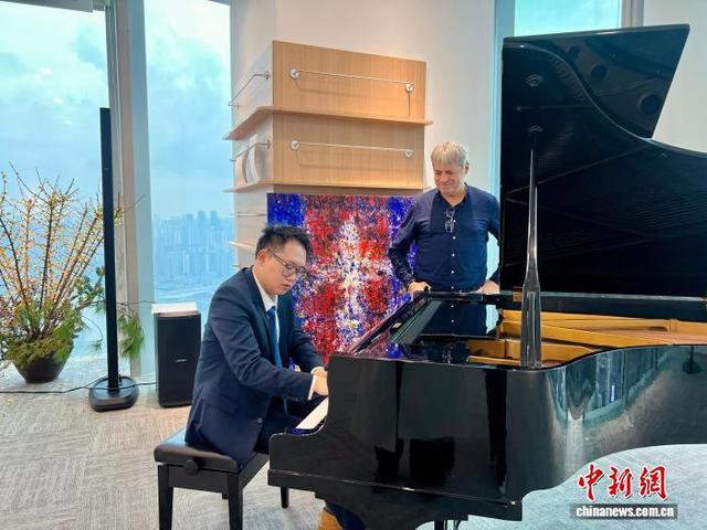 2025年12月，匈牙利艺术家阿提拉·珂纽(右)与中国音乐创作人张瀚心为视听音乐会排练。中新社记者 钟旖 摄