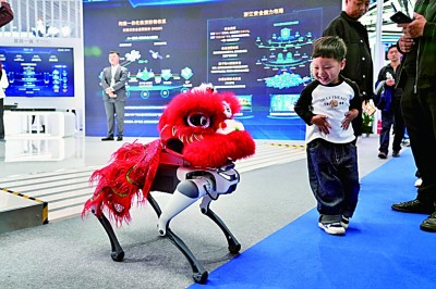     11月6日，“互联网之光”博览会，一名小朋友在与机器狗互动。光明网记者赵金悦摄/光明图片