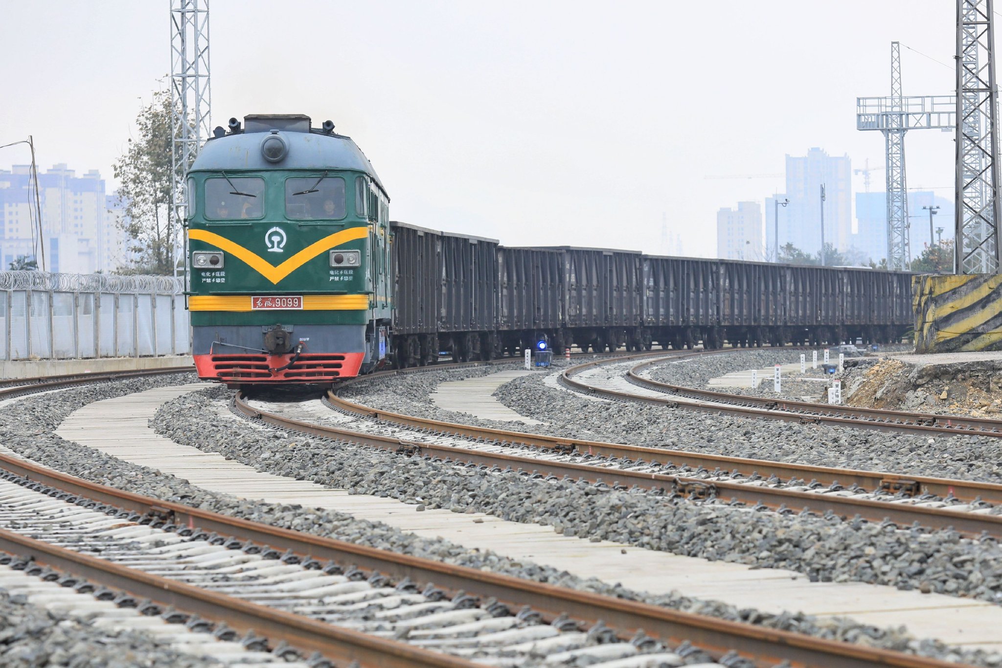 　　11月15日，在贵州省六盘水市水城能投铁路专用线，一列货运列车正在进入线路准备装车。王波摄