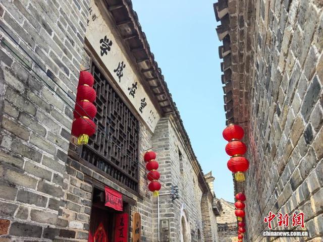 图为腊元古村一户民宅门楣上写着学成在望。 中新社记者 鲁毅 摄