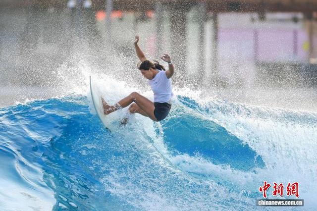 图为参加女子短板项目的选手在比赛中。中新社记者 骆云飞 摄
