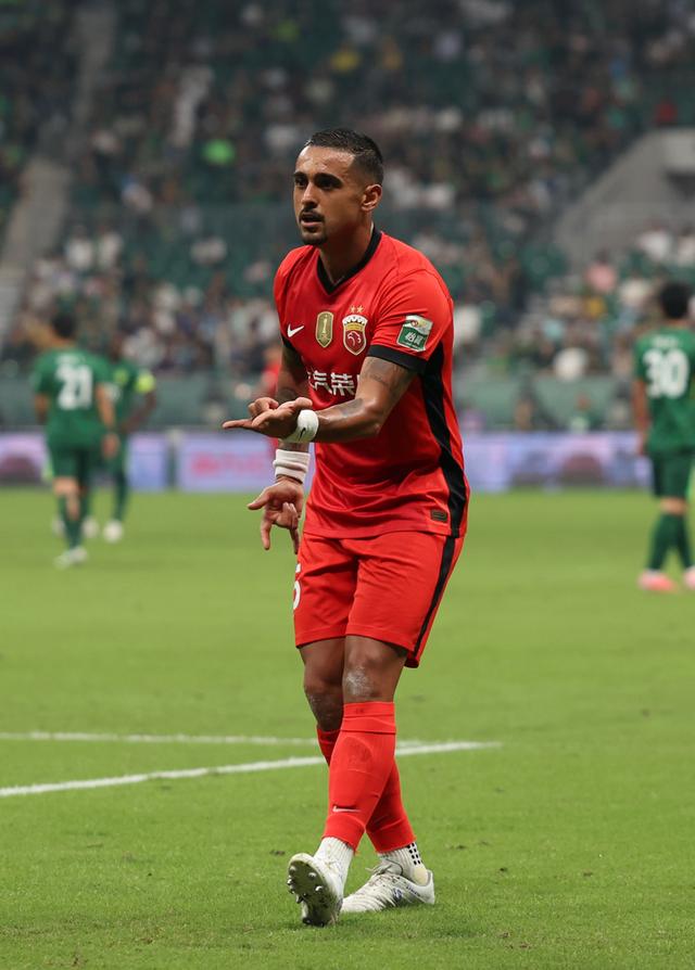 夏窗调整外援后，回到中锋位置的莱昂纳多状态出色，接连得分扛着海港队前进。 新华社记者 胡星宇 摄