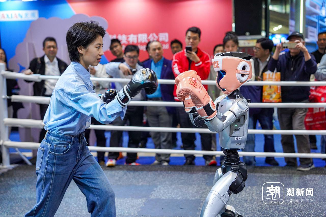 “互联网之光”博览会现场，观众体验与具身机器人拳击。杨海清 摄