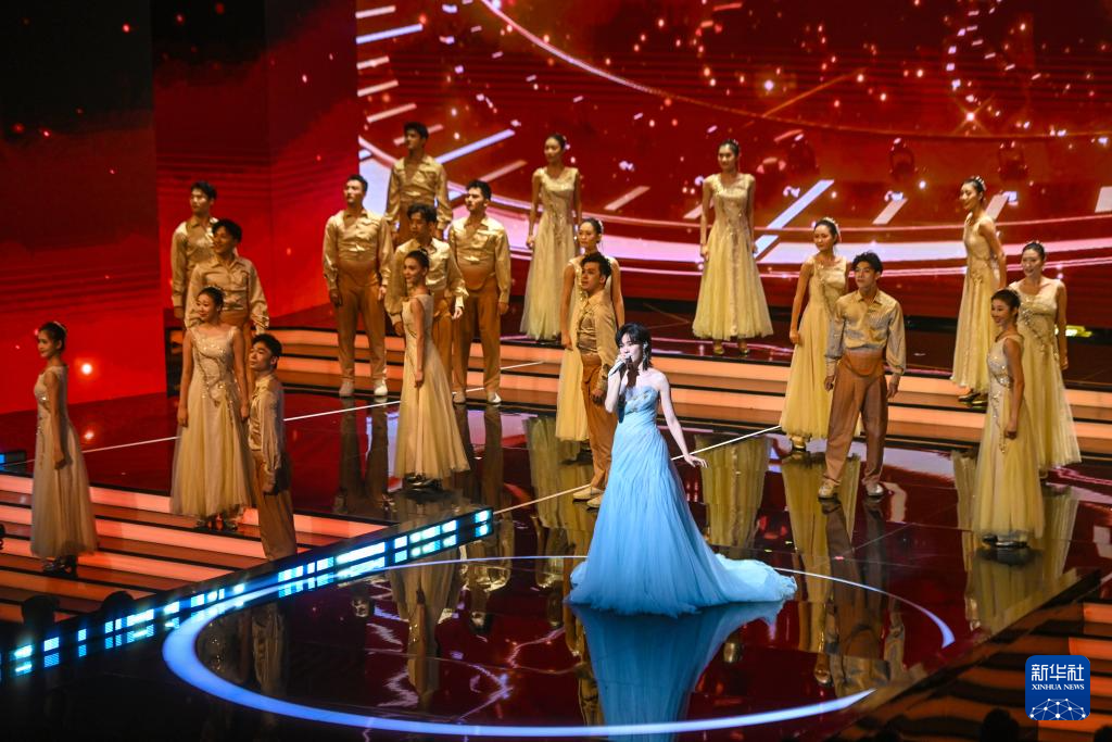 11月11日晚拍摄的2025年中国金鸡百花电影节开幕式现场。新华社记者 周义 摄