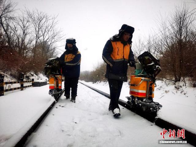 工人们正在工作。 吉林工务段供图