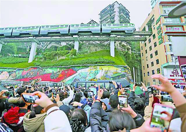 热门景点“轨道穿楼”