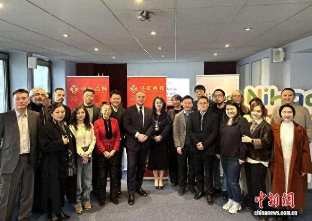 当地时间1月16日，2026年巴黎香榭丽舍大街春节巡游庆祝活动发布会在中国驻巴黎旅游办事处举行。 李洋 摄