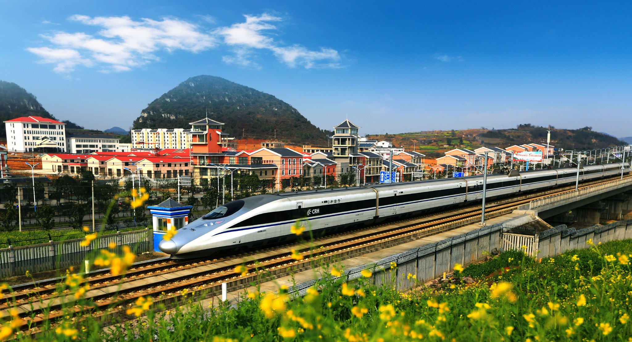 高铁穿行在贵州山间。2025年11月28日，随着盘州至兴义高速铁路开通运营，贵州实现市市通高铁。(吴忠贤 摄)