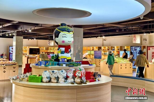 游客选购西夏陵景区的文创产品。 西夏陵景区供图