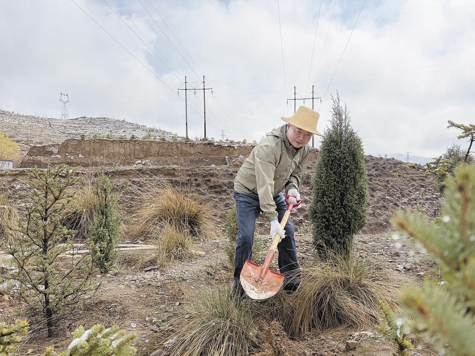 挥锹填土。 通讯员 何先禄 摄
