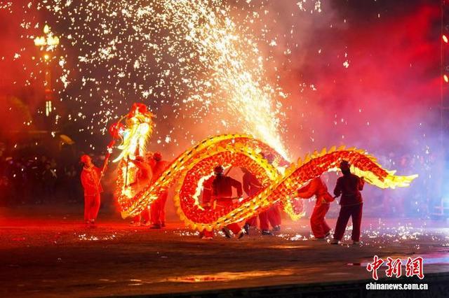 3月2日，贵州省台江县60余条“祥龙”齐聚县城，以苗家最隆重、最热烈的方式闹元宵。龙军 摄