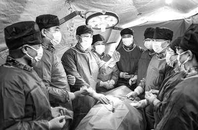     陆军第80集团军医院战创伤救治博士团队在野战医院帐篷里处置伤情。张永进摄/光明图片