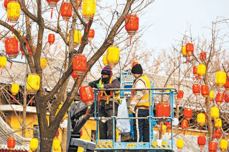 　　喜庆布置　　颐和园同庆街两侧，工作人员在枝头悬挂灯笼，营造浓郁新春氛围。 张立新 摄