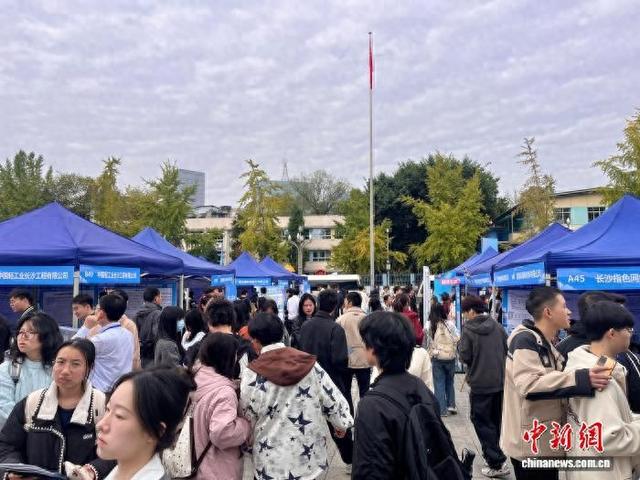 11月8日,湖南省“智汇潇湘才聚湖南”(成都站)专场招聘活动在四川大学望江校区举行。王利文 摄
